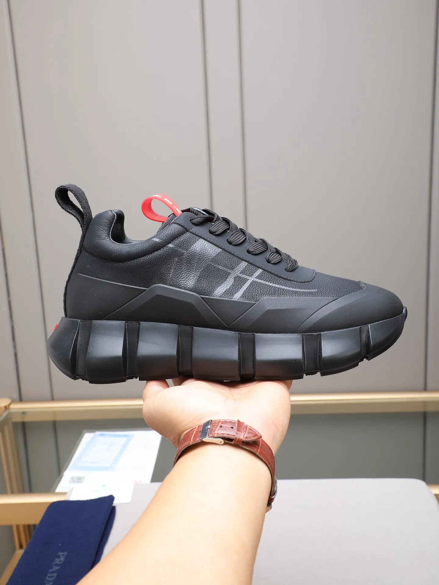 Men's shoes 💰500 PRADA/Prada men's lace-up casual sports shoes, the upper is made of imported first-layer calfskin, soft, comfortable and breathable ➕ washed sheepskin! The tongue is decorated with the PRADA brand letter logo. The rubber thick sole echoes the red label tongue. The style is fashionable and elegant. The details are carefully crafted. A casual sports shoe with a super western style and excellent breathability!  Size: 38-44 (45 46 customized)